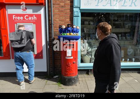 Leicester, Leicestershire, Regno Unito 15 aprile 2021. Notizie del Regno Unito. Una bomba di filato a tema del Leicester City Football Club è apparsa su un box a Syston in vista della semifinale della fa Cup tra Leicester City e Southampton nel fine settimana. Alex Hannam/Alamy Live News Foto Stock