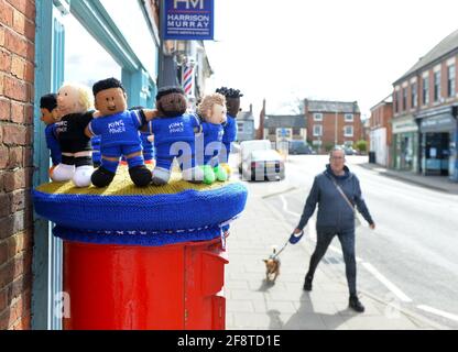 Leicester, Leicestershire, Regno Unito 15 aprile 2021. Notizie del Regno Unito. Una bomba di filato a tema del Leicester City Football Club è apparsa su un box a Syston in vista della semifinale della fa Cup tra Leicester City e Southampton nel fine settimana. Alex Hannam/Alamy Live News Foto Stock