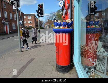 Leicester, Leicestershire, Regno Unito 15 aprile 2021. Notizie del Regno Unito. Una bomba di filato a tema del Leicester City Football Club è apparsa su un box a Syston in vista della semifinale della fa Cup tra Leicester City e Southampton nel fine settimana. Alex Hannam/Alamy Live News Foto Stock