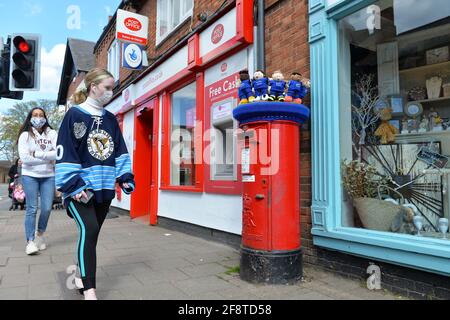 Leicester, Leicestershire, Regno Unito 15 aprile 2021. Notizie del Regno Unito. Una bomba di filato a tema del Leicester City Football Club è apparsa su un box a Syston in vista della semifinale della fa Cup tra Leicester City e Southampton nel fine settimana. Alex Hannam/Alamy Live News Foto Stock