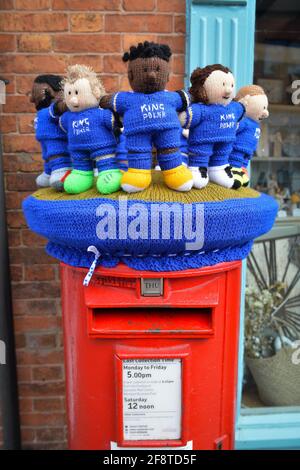 Leicester, Leicestershire, Regno Unito 15 aprile 2021. Notizie del Regno Unito. Una bomba di filato a tema del Leicester City Football Club è apparsa su un box a Syston in vista della semifinale della fa Cup tra Leicester City e Southampton nel fine settimana. Alex Hannam/Alamy Live News Foto Stock