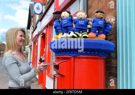 Leicester, Leicestershire, Regno Unito 15 aprile 2021. Notizie del Regno Unito. Una bomba di filato a tema del Leicester City Football Club è apparsa su un box a Syston in vista della semifinale della fa Cup tra Leicester City e Southampton nel fine settimana. Alex Hannam/Alamy Live News Foto Stock