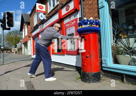 Leicester, Leicestershire, Regno Unito 15 aprile 2021. Notizie del Regno Unito. Una bomba di filato a tema del Leicester City Football Club è apparsa su un box a Syston in vista della semifinale della fa Cup tra Leicester City e Southampton nel fine settimana. Alex Hannam/Alamy Live News Foto Stock