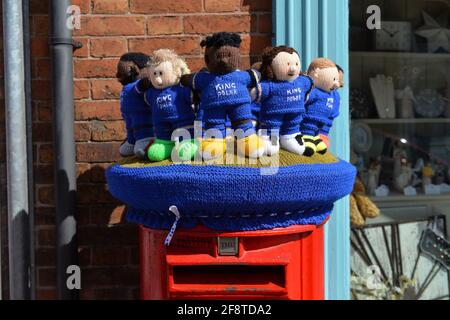 Leicester, Leicestershire, Regno Unito 15 aprile 2021. Notizie del Regno Unito. Una bomba di filato a tema del Leicester City Football Club è apparsa su un box a Syston in vista della semifinale della fa Cup tra Leicester City e Southampton nel fine settimana. Alex Hannam/Alamy Live News Foto Stock