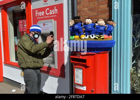 Leicester, Leicestershire, Regno Unito 15 aprile 2021. Notizie del Regno Unito. Una bomba di filato a tema del Leicester City Football Club è apparsa su un box a Syston in vista della semifinale della fa Cup tra Leicester City e Southampton nel fine settimana. Alex Hannam/Alamy Live News Foto Stock