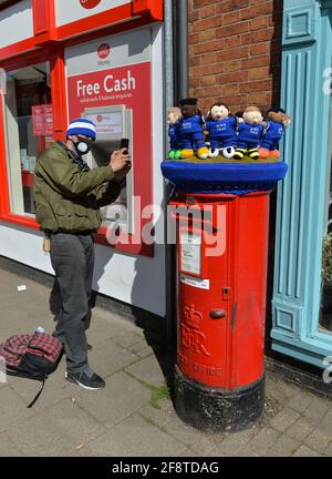 Leicester, Leicestershire, Regno Unito 15 aprile 2021. Notizie del Regno Unito. Una bomba di filato a tema del Leicester City Football Club è apparsa su un box a Syston in vista della semifinale della fa Cup tra Leicester City e Southampton nel fine settimana. Alex Hannam/Alamy Live News Foto Stock