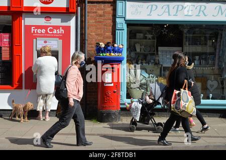 Leicester, Leicestershire, Regno Unito 15 aprile 2021. Notizie del Regno Unito. Una bomba di filato a tema del Leicester City Football Club è apparsa su un box a Syston in vista della semifinale della fa Cup tra Leicester City e Southampton nel fine settimana. Alex Hannam/Alamy Live News Foto Stock