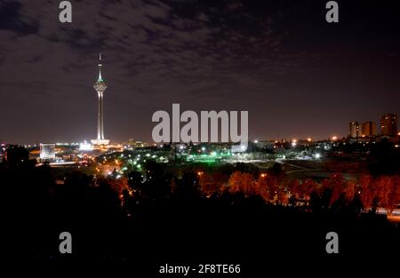 Vista notturna della Milad Tower e dei dintorni. La torre polivalente e' la sesta torre piu' alta e la ventiquattresima struttura autoportante piu' alta nella W. Foto Stock