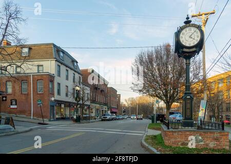 Beacon, NY - USA - 29 novembre 2020: Vista panoramica dell'angolo tra Main Street e South Street a Beacon, NY Foto Stock