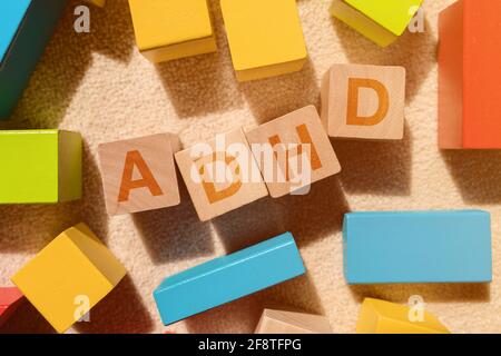 ADHD - concetto di disturbo da deficit di attenzione e iperattività, vista dall'alto piatto Foto Stock