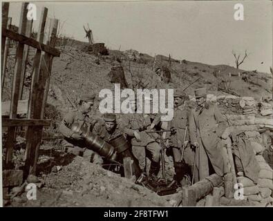22 cm Minewerfer durante il carico nella sezione Podgora Sud a destra del comandante della V brigata di montagna, Generalmajore Nöhring Foto Stock