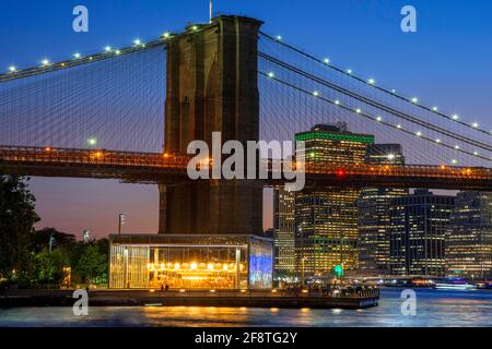 Jane's Carousel e Brooklyn Bridge, New York con lo skyline di Manhattan sullo sfondo, New York City USA Foto Stock