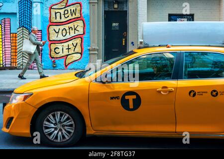 Taxi giallo e le lettere della città di New york graffiti arte murale Dall'artista Dirt Cobain all'angolo sud-ovest di West 24th Street a Sixth Avenue Manhatt Foto Stock