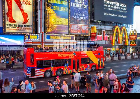 McDonald's fast foot Restaurant situato a Manhattan in Times Square nel cuore della Grande Mela. Autobus turistico della città sulla trafficata Broadway di fronte Foto Stock
