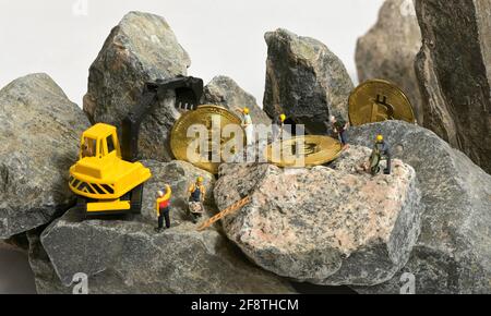 Galati, Romania - 13 aprile 2021 cantiere con minipiturbi che estraggono Bitcoin Foto Stock