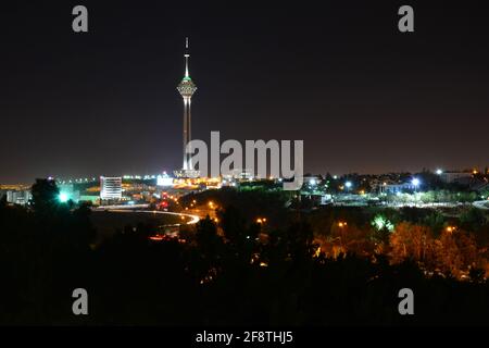 Vista notturna della Milad Tower e dei dintorni. La torre polivalente e' la sesta torre piu' alta e la ventiquattresima struttura autoportante piu' alta nella W. Foto Stock