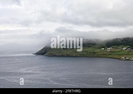 Case sparse su una parte remota dell'Isola di Skye nella nebbia Foto Stock