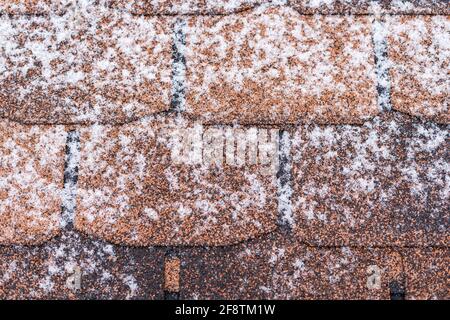 Bruno scingoli bituminosi ricoperti da fiocchi di neve da vicino Foto Stock