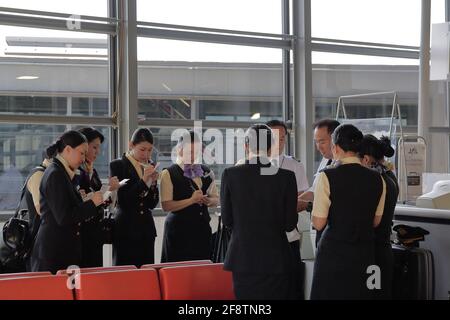 Alcuni equipaggi di volo hanno avuto un incontro prima della partenza all'Aeroporto Internazionale di Kansai (KIX), Osaka, Giappone. Foto Stock