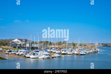 Barche ormeggiate o ormeggiate, barche a vela e altre barche a bordo di pontoni presso l'Arun Yacht Club sul fiume Arun a Littlehampton, West Sussex, Inghilterra, Regno Unito Foto Stock