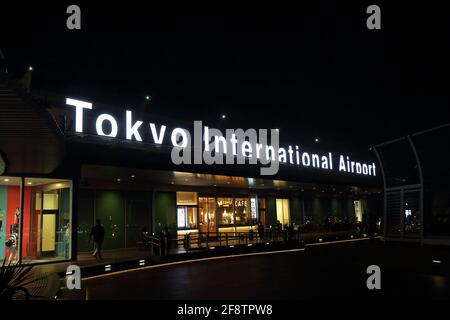 La piattaforma di osservazione all'Aeroporto Internazionale di Tokyo (HND) di notte Foto Stock