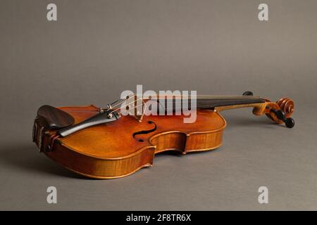 Germania. 04th Apr 2021. Un vecchio violino con lievi graffi e danni su uno sfondo grigio neutro. | utilizzo in tutto il mondo credito: dpa/Alamy Live News Foto Stock