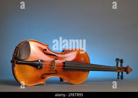 Germania. 04th Apr 2021. Un vecchio violino con lievi graffi e danni, adagiato sulla cornice su uno sfondo neutro, grigio, blu illuminato. | utilizzo in tutto il mondo credito: dpa/Alamy Live News Foto Stock