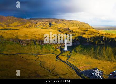 Vista aerea della cascata Seljalandsfoss in Islanda al tramonto Foto Stock