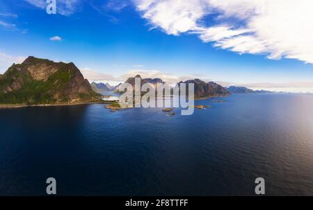 Reine villaggio di pescatori circondato da alte montagne sulle isole Lofoten Foto Stock