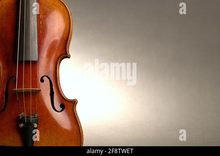 Germania. 04th Apr 2021. Un vecchio violino con lievi graffi e danni nello spurgo su uno sfondo grigio neutro con spazio libero per il testo. | utilizzo in tutto il mondo credito: dpa/Alamy Live News Foto Stock