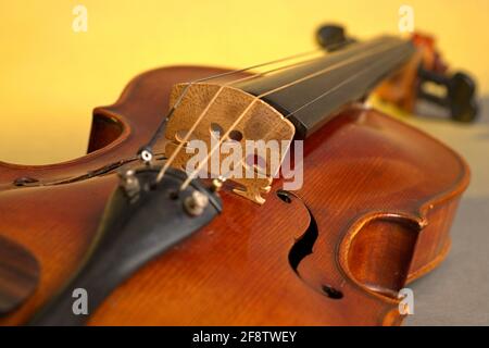 Germania. 04th Apr 2021. Un vecchio violino con lievi graffi e danni nel taglio su uno sfondo giallo neutro. | utilizzo in tutto il mondo credito: dpa/Alamy Live News Foto Stock