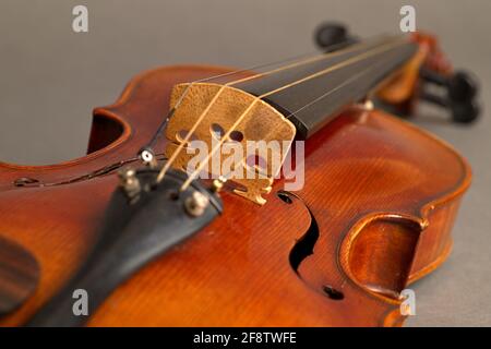 Germania. 04th Apr 2021. Un vecchio violino con lievi graffi e danni nello spurgo su uno sfondo grigio neutro. | utilizzo in tutto il mondo credito: dpa/Alamy Live News Foto Stock