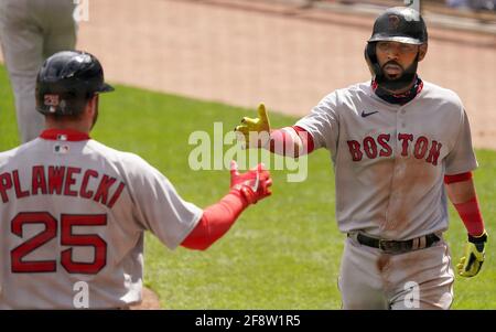 Minneapolis, Stati Uniti. 14 Apr 2021. Il terzo baseman dei Boston Red Sox Marwin Gonzalez (12) festeggia con il catcher dei Boston Red Sox Kevin Plawecki (25) dopo aver segnato il secondo assalimento contro i Minnesota Twins mercoledì 14 aprile 2021 al Target Field di Minneapolis, Minnesota. (Foto di Anthony Souffle/Minneapolis Star Tribune/TNS/Sipa USA) Credit: Sipa USA/Alamy Live News Foto Stock