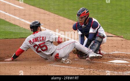 Minneapolis, Stati Uniti. 14 Apr 2021. Il catcher dei Minnesota Twins Ryan Jeffers (27) ha taggato fuori il catcher dei Boston Red Sox Kevin Plawecki (25) a casa nel secondo inning. I Minnesota Twins giocarono i Boston Red Sox in un dopplheader per rimedere alla partita persa Mondays che fu posticipata dopo la morte di Daunte Wright e il coprifuoco che seguì mercoledì 14 aprile 2021 al Target Field di Minneapolis. (Foto di Anthony Souffle/Minneapolis Star-Tribune/TNS/Sipa USA) Credit: Sipa USA/Alamy Live News Foto Stock