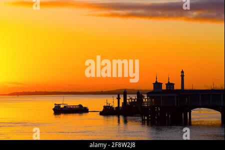 15/04/2021 Gravesend UK navi e barche all'alba sul Tamigi vicino alla città estuario del Tamigi di Gravesend in Kent. Le immagini mostrano Thames Swift Foto Stock