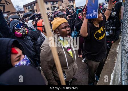 Brooklyn Center, Stati Uniti. 14 Apr 2021. Le persone protestano vicino al Brooklyn Center Police Department in risposta alla uccisione della polizia di Daunte Wright, mercoledì 14 aprile 2021 a Brooklyn Center, Minnesota. L'ex agente di polizia del Brooklyn Center Kimberly Potter è stato incaricato di effettuare la macellazione di secondo grado dopo la sparatoria. (Foto di Richard.Tsong-Taatarii/Minneapolis Star Tribune/TNS/Sipa USA) Credit: Sipa USA/Alamy Live News Foto Stock