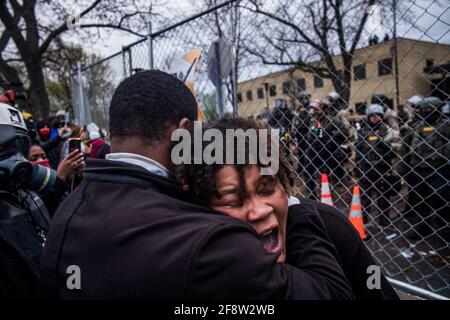 Brooklyn Center, Stati Uniti. 14 Apr 2021. Le persone protestano vicino al Brooklyn Center Police Department in risposta alla uccisione della polizia di Daunte Wright, mercoledì 14 aprile 2021 a Brooklyn Center, Minnesota. L'ex agente di polizia del Brooklyn Center Kimberly Potter è stato incaricato di effettuare la macellazione di secondo grado dopo la sparatoria. (Foto di Richard.Tsong-Taatarii/Minneapolis Star Tribune/TNS/Sipa USA) Credit: Sipa USA/Alamy Live News Foto Stock