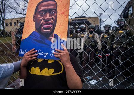 Brooklyn Center, Stati Uniti. 14 Apr 2021. Le persone protestano vicino al Brooklyn Center Police Department in risposta alla uccisione della polizia di Daunte Wright, mercoledì 14 aprile 2021 a Brooklyn Center, Minnesota. L'ex agente di polizia del Brooklyn Center Kimberly Potter è stato incaricato di effettuare la macellazione di secondo grado dopo la sparatoria. (Foto di Richard.Tsong-Taatarii/Minneapolis Star Tribune/TNS/Sipa USA) Credit: Sipa USA/Alamy Live News Foto Stock