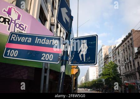 Cordova, Argentina - Gennaio, 2020: Cartello con il nome della strada, la freccia di direzione e l'icona umana all'incrocio. Informazioni singboar Foto Stock