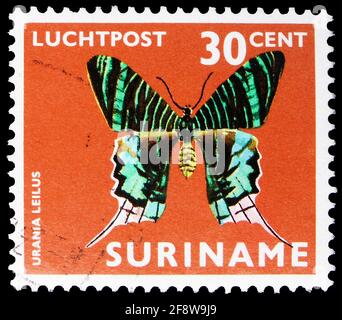 MOSCA, RUSSIA - 1 OTTOBRE 2019: Francobollo stampato in Suriname Shows Green-banded Urania (Urania leilus), Local Moths and Butterflies serie, 30 S. Foto Stock