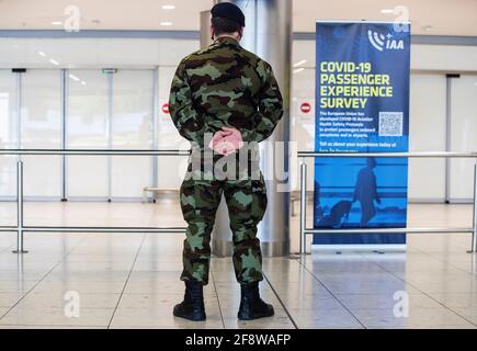 Un membro delle forze di difesa nella sala arrivi del Terminal 1 dell'aeroporto di Dublino, come il sistema di quarantena obbligatorio di StateÕs, è stato esteso giovedì per includere Stati Uniti, Belgio, Francia e Italia. Data immagine: Giovedì 15 aprile 2021. Vedi la storia della PA IRISH Coronavirus. Foto Stock