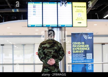 Un membro delle forze di difesa nella sala arrivi del Terminal 1 dell'aeroporto di Dublino, come il sistema di quarantena obbligatorio di StateÕs, è stato esteso giovedì per includere Stati Uniti, Belgio, Francia e Italia. Data immagine: Giovedì 15 aprile 2021. Vedi la storia della PA IRISH Coronavirus. Foto Stock