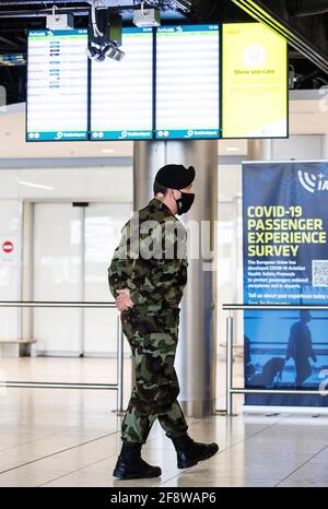 Un membro delle forze di difesa nella sala arrivi del Terminal 1 dell'aeroporto di Dublino, come il sistema di quarantena obbligatorio di StateÕs, è stato esteso giovedì per includere Stati Uniti, Belgio, Francia e Italia. Data immagine: Giovedì 15 aprile 2021. Vedi la storia della PA IRISH Coronavirus. Foto Stock