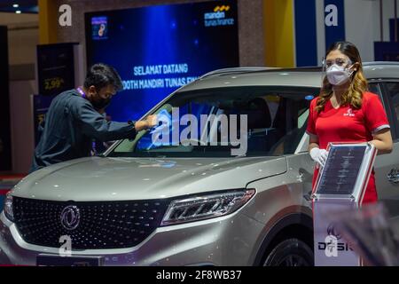 Giacarta, Indonesia. 15 Aprile 2021. Un lavoratore è visto in standby al Salone Internazionale dell'automobile dell'Indonesia 2021 in mezzo alla pandemia COVID-19 all'Expo Internazionale di Giacarta, Indonesia, 15 aprile 2021. Credit: Veri Sanovri/Xinhua/Alamy Live News Foto Stock