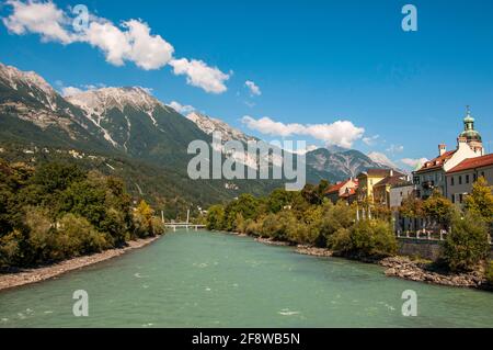 Vista spettacolare delle Alpi di Innsbruck Austria dal centro in una bella giornata di sole Foto Stock