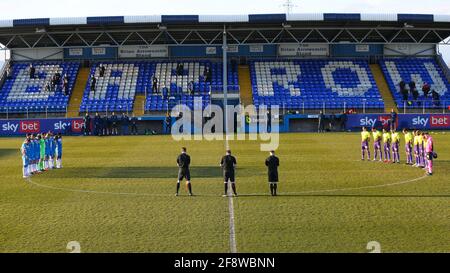 BARROW A FURNESS, REGNO UNITO. 13 APRILE i giocatori osservano un minuto di silenzio per HRH il Principe Filippo, Duca di Edimburgo durante la partita Sky Bet League 2 tra Barrow ed Exeter City a Holker Street, Barrow-in-Furness martedì 13 aprile 2021. (Credit: Mark Fletcher | MI News) Foto Stock