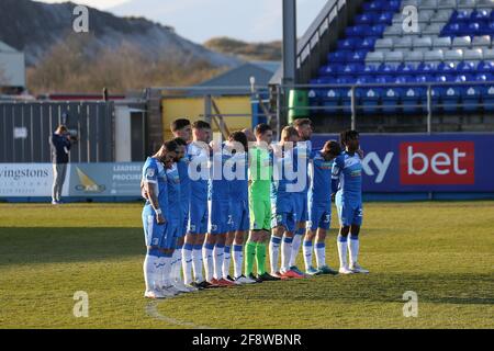 BARROW A FURNESS, REGNO UNITO. 13 APRILE i giocatori di Barrow osservano un minuto di silenzio per HRH il Principe Filippo, Duca di Edimburgo durante la partita Sky Bet League 2 tra Barrow ed Exeter City a Holker Street, Barrow-in-Furness martedì 13 aprile 2021. (Credit: Mark Fletcher | MI News) Foto Stock