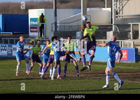 BARROW A FURNESS, REGNO UNITO. 13 APRILE Pierce Sweeney di Exeter City si schiarisce dalla difesa durante la partita Sky Bet League 2 tra Barrow ed Exeter City a Holker Street, Barrow-in-Furness martedì 13 aprile 2021. (Credit: Mark Fletcher | MI News) Foto Stock