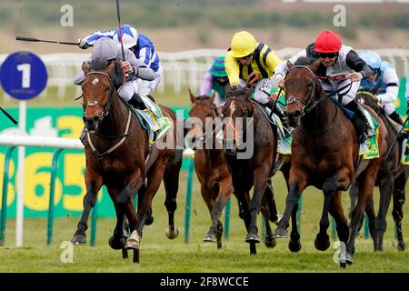 Peter il Grande guidato da Nicky Mackay (a destra) vince il bet365 Wood Ditton Maiden Stakes al Newmarket Racecourse. Data immagine: Giovedì 15 aprile 2021. Foto Stock