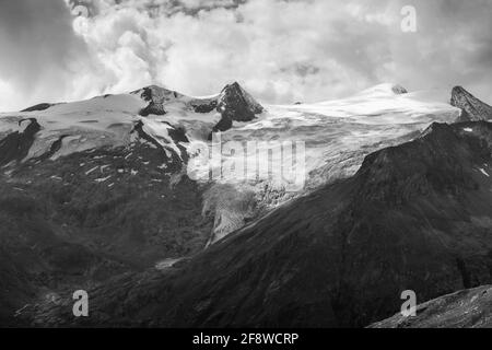 Luce del sole e nuvole sul ghiacciaio Schlatenkees. Gruppo di montagna Venediger. Osttirol. Alpi austriache. Europa Foto Stock